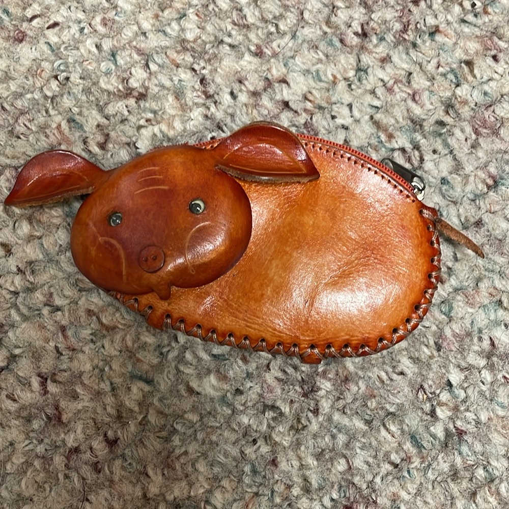 Genuine leather pig mini purse with keychain and clip fastener
